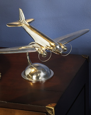 Maquette de décoration d'avion  DC3 de bureau. Authentic Models AP105.